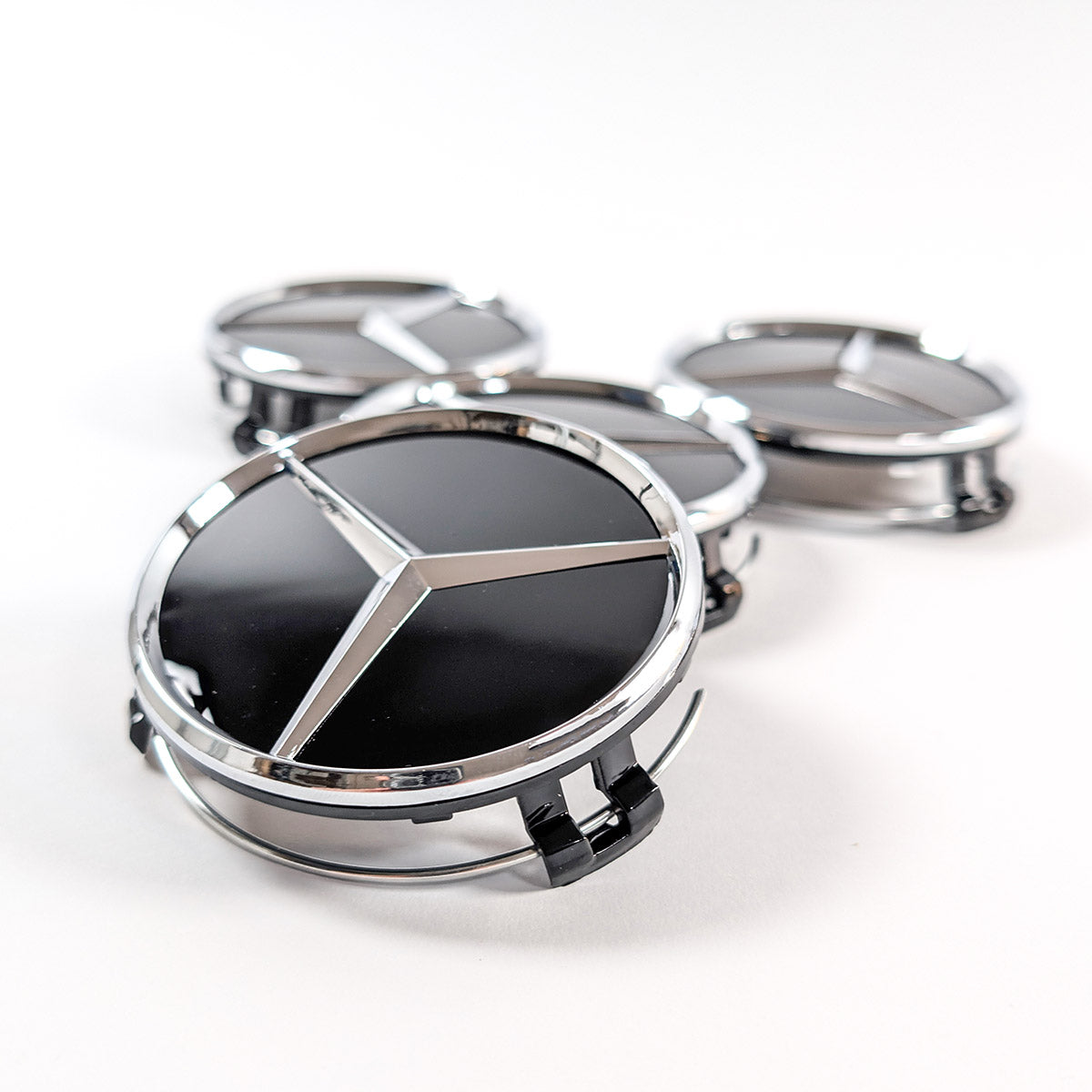 Detailaufnahme eines Nabendeckels 75mm in Schwarz Glanz, der Mercedes-Stern ist in glänzendem Chrom ausgeführt