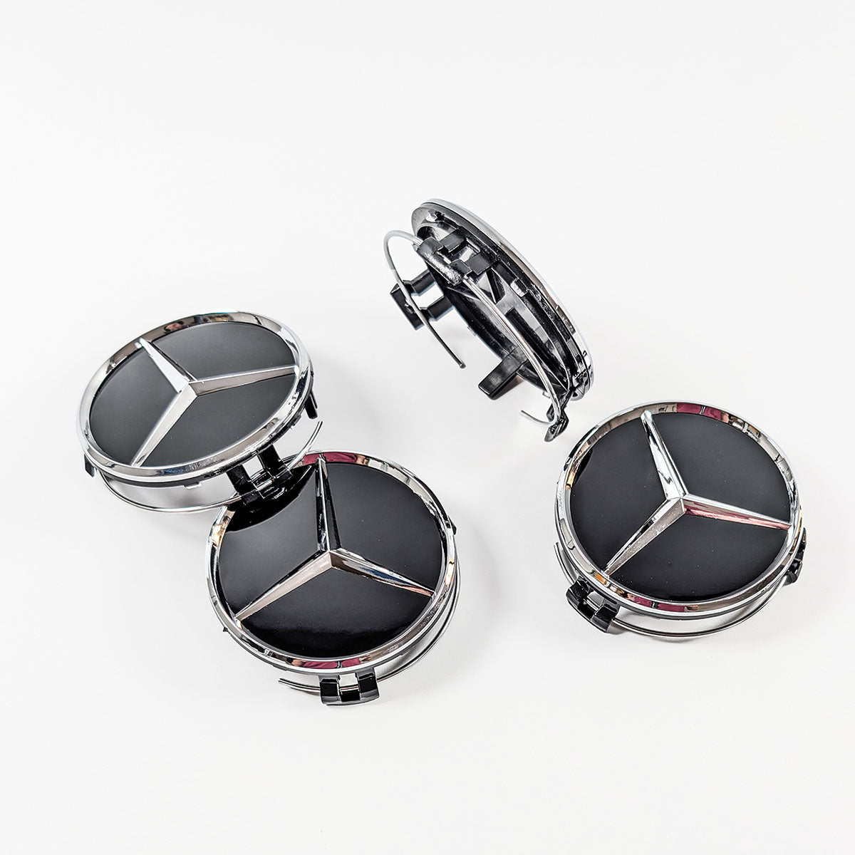 Nahaufnahme der Radmittenkappen für Mercedes, zeigt die Rückseite mit dem 71,8mm Clip-System für die einfache Montage.