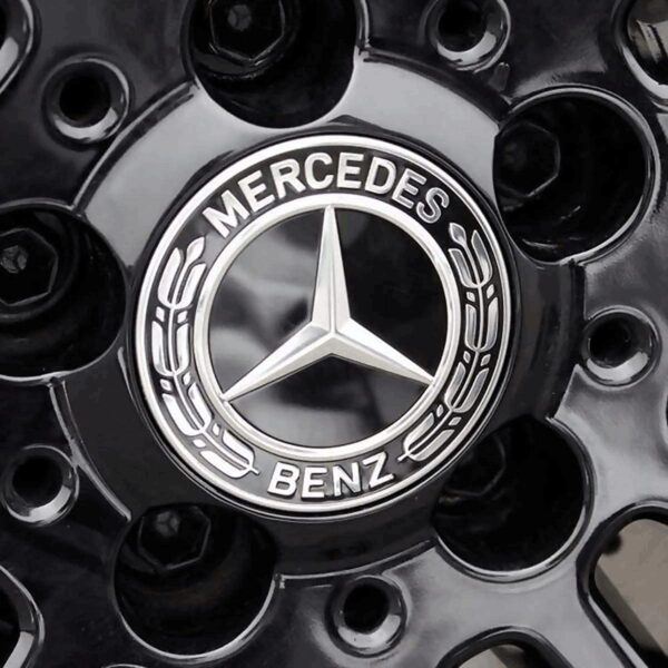 Detailansicht Mercedes Nabenkappe Lorbeerkranz Schwarz A1674015900