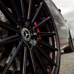 Mercedes-Benz Rad mit montierter Nabenabdeckung Schwarz 75mm