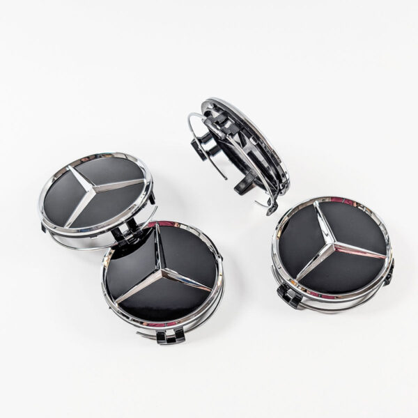 Nahaufnahme der Radmittenkappen für Mercedes, zeigt die Rückseite mit dem 71,8mm Clip-System für die einfache Montage.