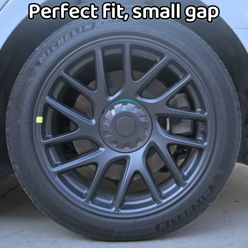 Nahaufnahme des grauen Nabendeckels, montiert auf Tesla Model 3 Highland 2024 Felge, mit Hinweis auf perfekte Passform.