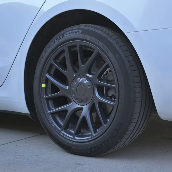 Gesamtansicht: Tesla Model 3 Highland Hinterrad mit neuem grauen Nabendeckel, der das Rad optisch aufwertet.