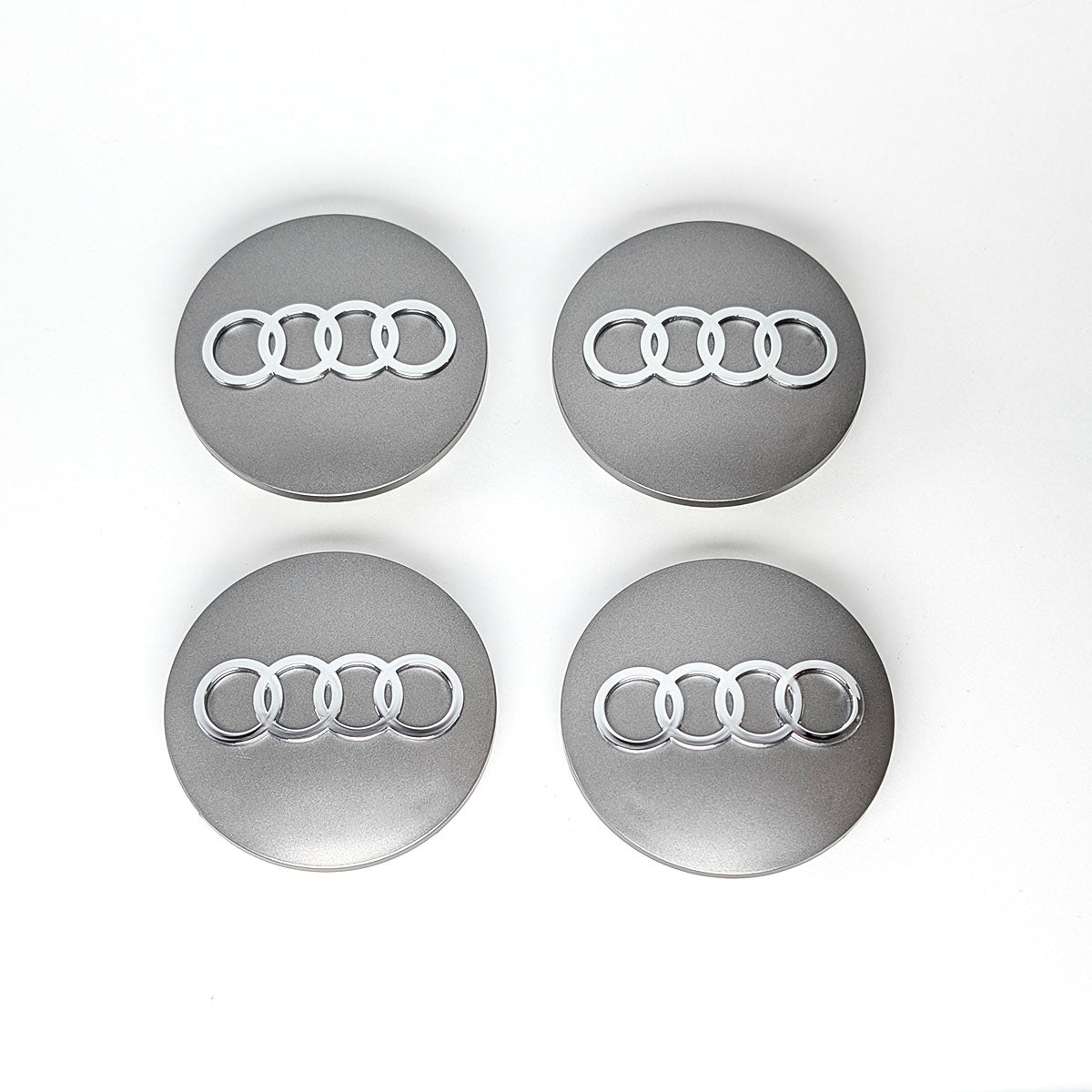 Audi Nabendeckel 68mm grau – Vorderansicht mit Logo