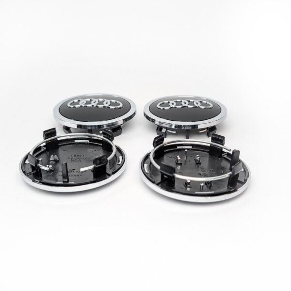 Vorder- und Rückseite der Audi Nabenkappen 69mm zur Veranschaulichung der Clip-Montage und Teilenummer 4B0601170A
