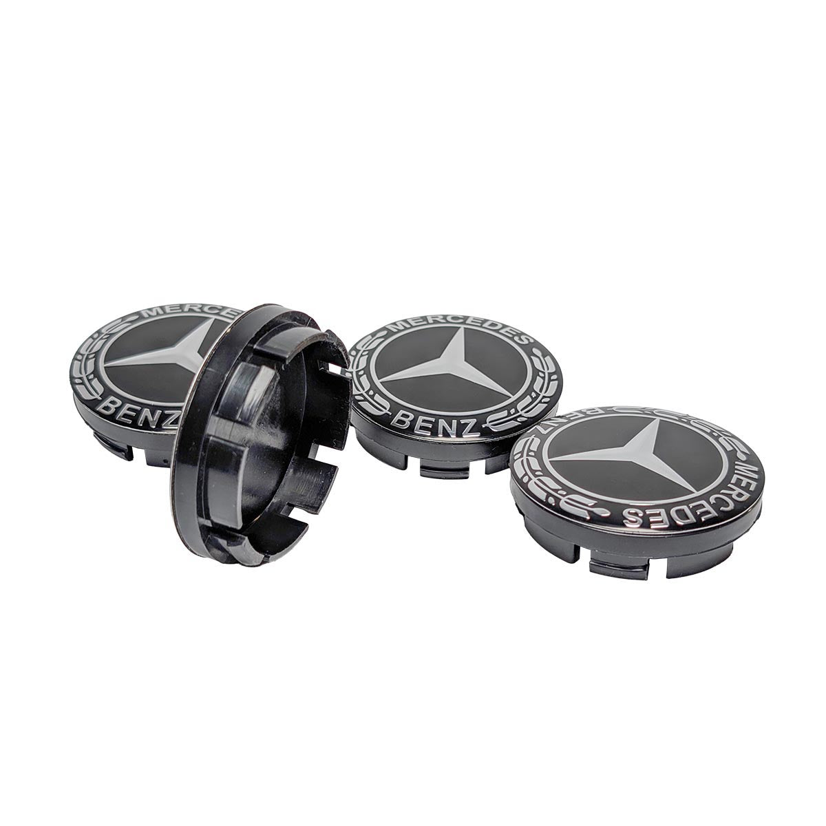 Detailaufnahme Mercedes Stern Chrom auf schwarzem Nabendeckel