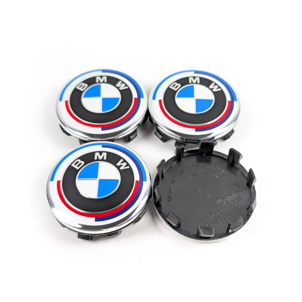 Komplettes 4er Set BMW Nabenkappen 50 Jahre M Heritage. Drei Kappen zeigen die Vorderseite, eine Kappe zeigt die detaillierte Rückseite mit OE-Nummern