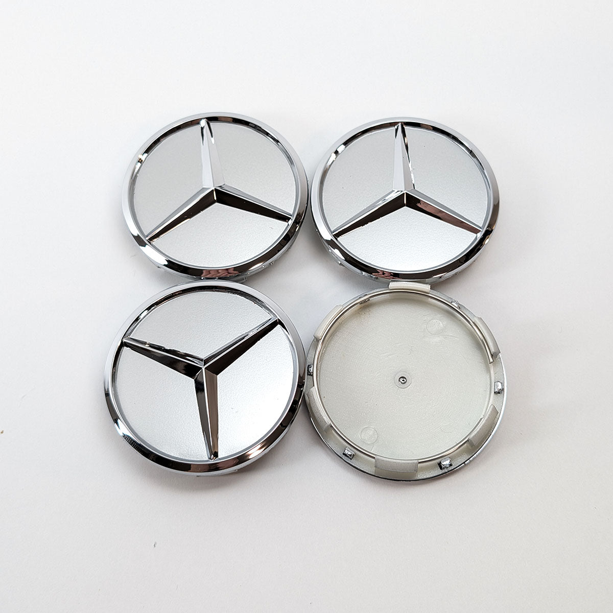 Rückseite einer 60/57 mm Nabenkappe für Mercedes-Benz Felgen – Befestigungsclips sichtbar