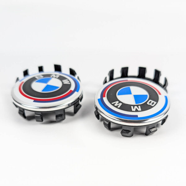 BMW Nabendeckel 56mm im 50 Jahre M Heritage Design, Vorderansicht und Seitenprofil mit Befestigungsclips