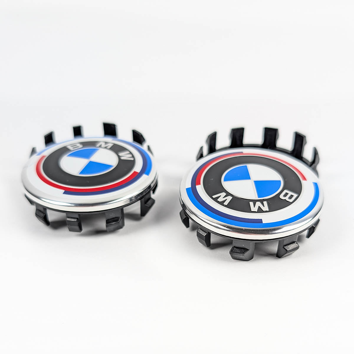 BMW Nabendeckel 56mm im 50 Jahre M Heritage Design, Vorderansicht und Seitenprofil mit Befestigungsclips