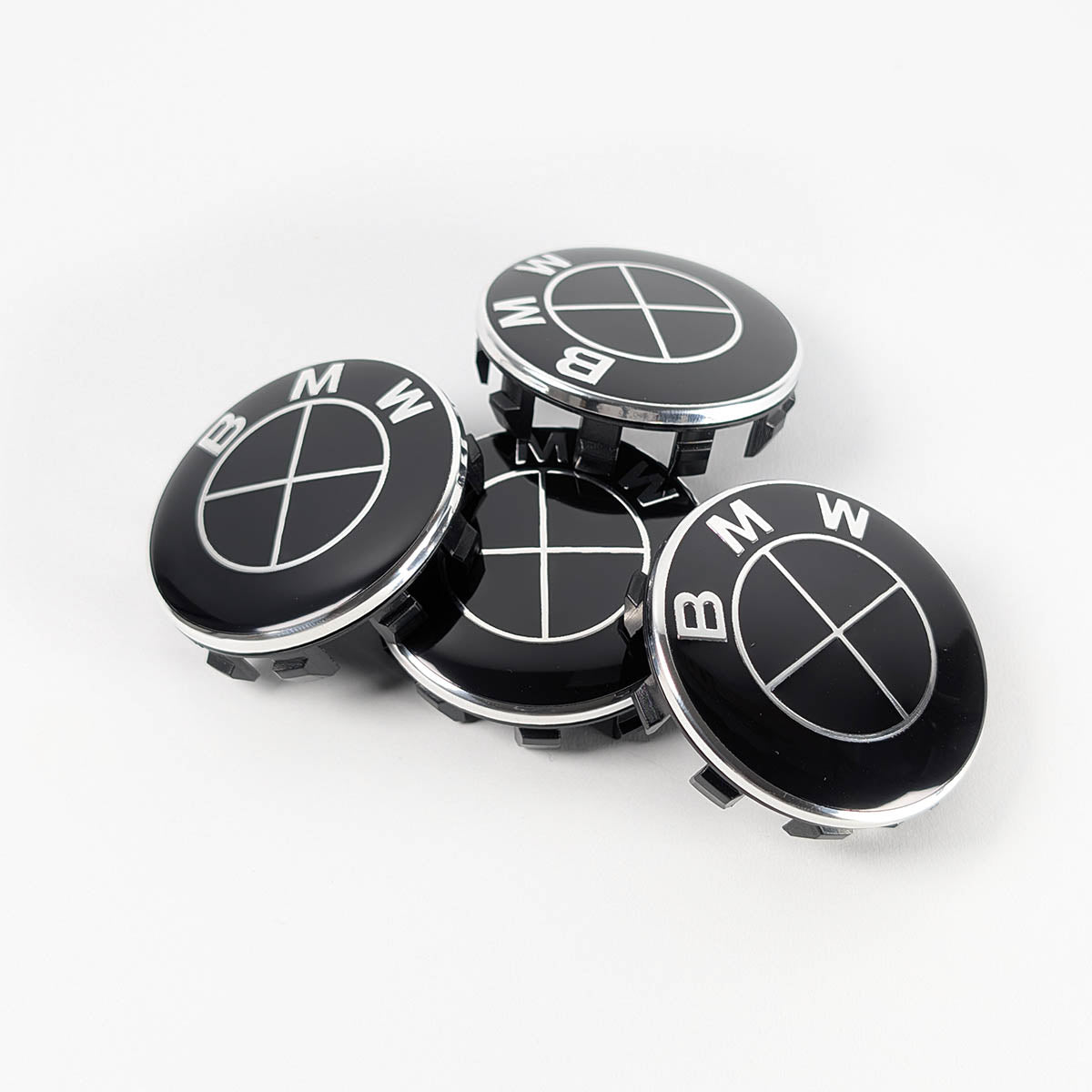 Draufsicht auf vier BMW Felgendeckel in Schwarz