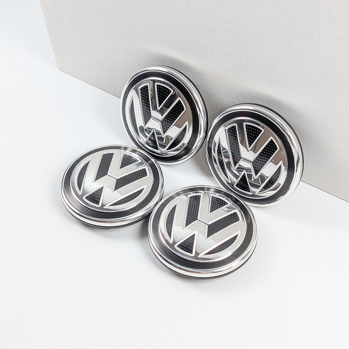 Hochwertiges 4er Set VW Nabenkappen 65mm in Schwarz und Chrom für Alufelgen.