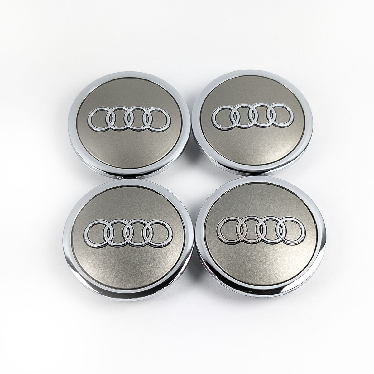 Vier graue Audi Nabenkappen 69mm mit verchromten Ringen für Alufelgen.