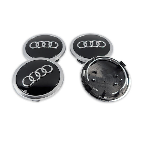 Detailaufnahme der Rückseite der Audi Felgendeckel mit Metallspannring für stabilen Halt