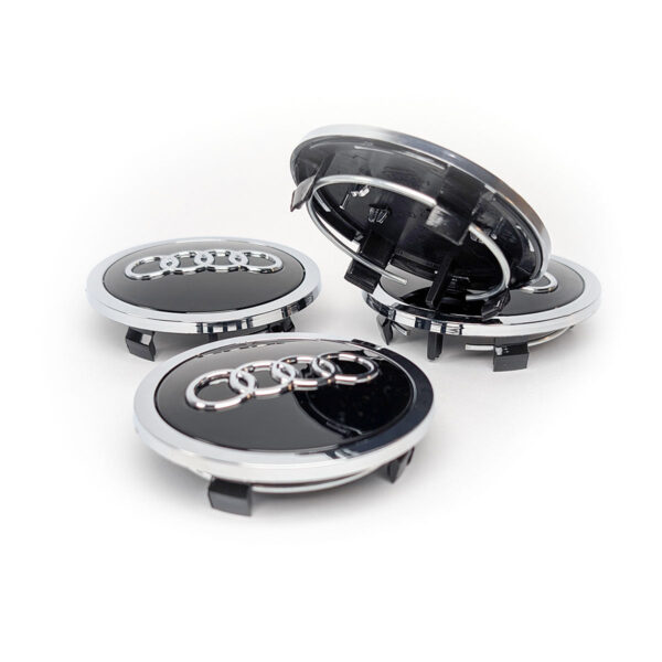 Set aus vier Audi Nabendeckel 69mm in Schwarz glänzend mit Chrom-Ringen perspektivische Ansicht