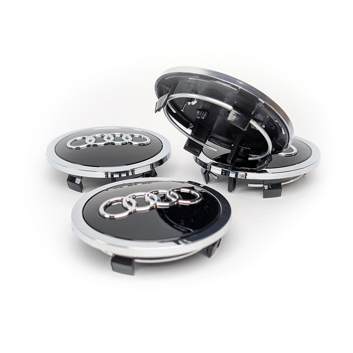 Set aus vier Audi Nabendeckel 69mm in Schwarz glänzend mit Chrom-Ringen perspektivische Ansicht