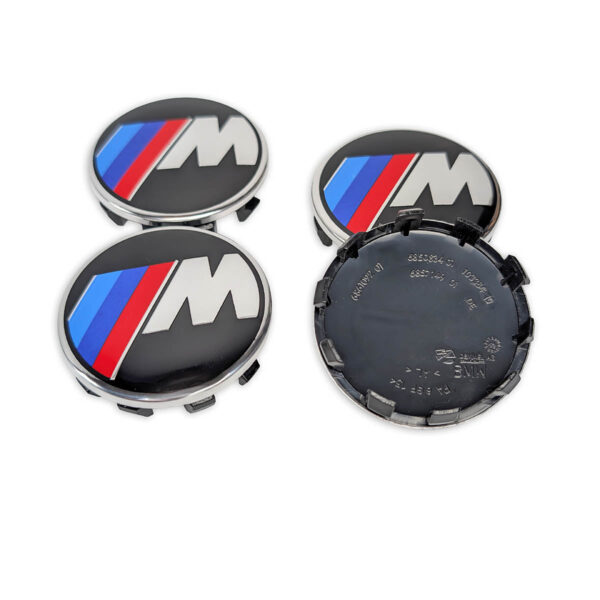 4er Set BMW M-Logo Nabenkappen 56mm Radnabenabdeckung Schwarz Silber mit Rückansicht der Halteclips.