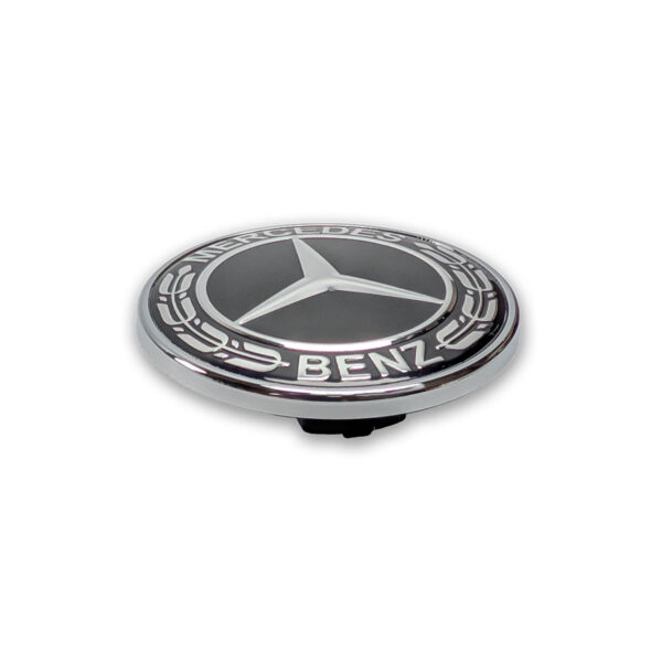 Detailansicht des flachen schwarzen Mercedes-Benz Logos A0008171701 aus Metall für Baureihen wie W204, W205, W212 und W213