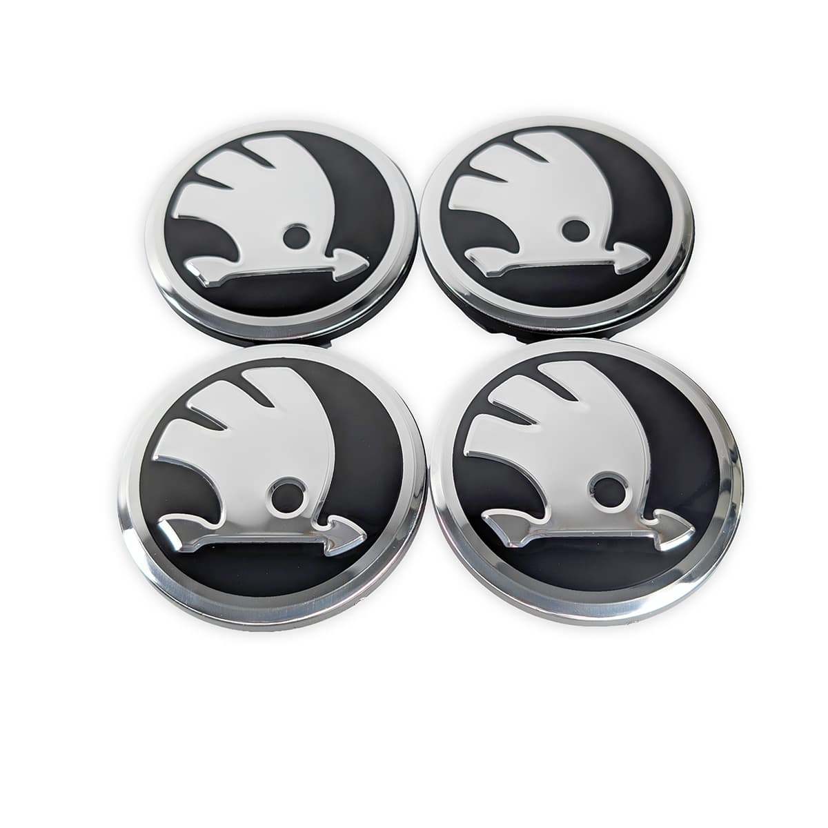 4er Set Skoda Nabenkappen 65mm in Schwarz Chrom Optik Frontansicht.