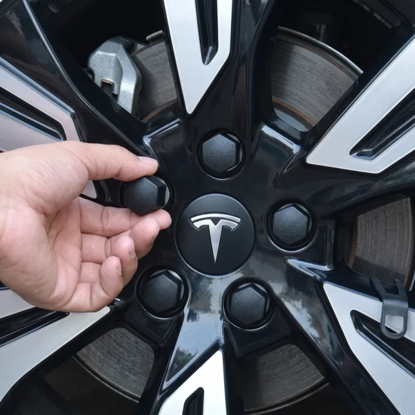 Tesla Radschrauben Abdeckungen aufstecken auf schwarze Glanzfelge