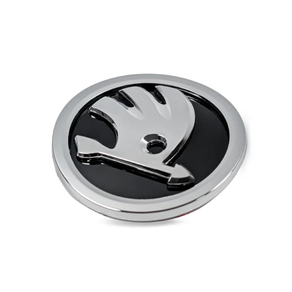 Skoda Emblem 90mm Zubehör schwarz mit silbernem Relief schräg